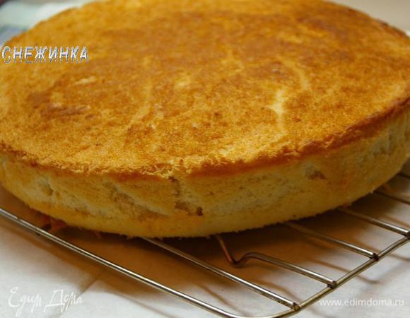 Выпекаем бисквит при 180С 40 минут до сухой зубочистки. Остужаем на решётке.
