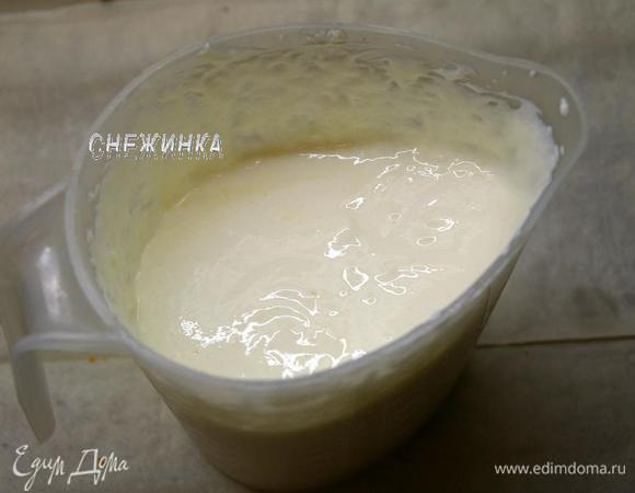 Приготовим суфле. Взбиваем сметану с половиной сахарной пудры. Отдельно взбиваем творог со второй половиной сахарной пудры. Соединяем творожную массу со сметанной, и всё очень хорошо взбиваем до однородности.
