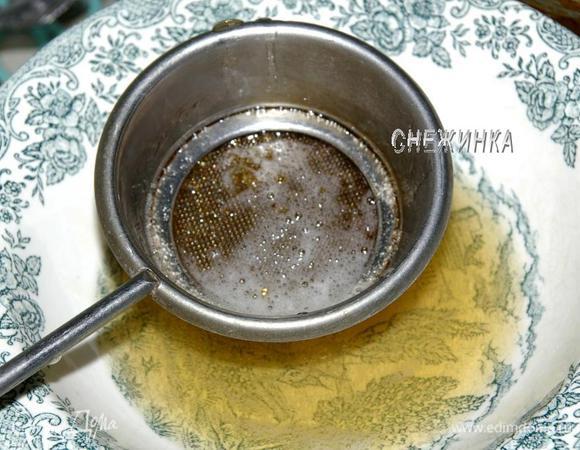 Желатин замачиваем в холодной воде, чтобы вода около 1 см. была выше желатина. Оставляем набухнуть. Ставим мисочку с желатином на водяную баню и растапливаем его, не доводя до кипения. Процеживаем через ситечко, чтобы избежать возможных комочков.