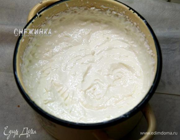 Постоянно взбивая, тонкой струйкой вливаем желатин в творожно-сметанную массу. Ещё раз всё хорошо взбиваем.