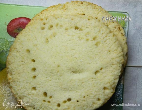 Остывший бисквит разрезаем на два коржа.