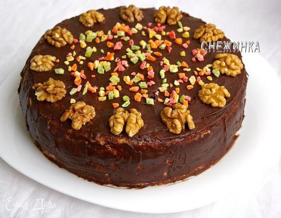 Покрываем торт глазурью. Украшаем половинками грецкого ореха и разноцветными ананасовыми цукатами, или по своему усмотрению. Оставляем торт, чтобы глазурь застыла.