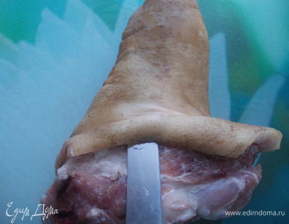 Возьмите рульку (у меня она небольшая, можно взять покрупнее), с помощью ножа аккуратно отделите кожу.