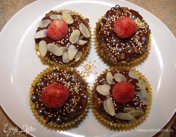 В этот раз я просто растопила черный шоколад... нанесла на маффины... обсыпала различными украшениями (что были под рукой).... и клубничка.... угощайтесь!!!)))