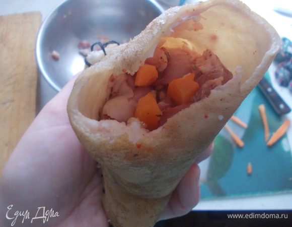 Затем мешочек, который получился, набиваем мясом. Должно войти все мясо.  Кусочки моркови вставляем в середину.