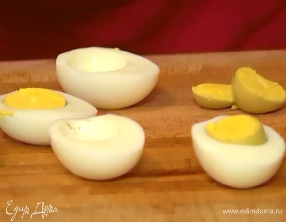 Яйца почистить и разрезать вдоль пополам.
