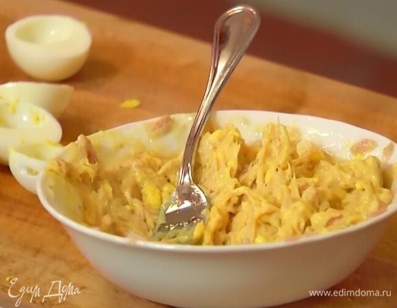 Желтки вынуть, три из них соединить с 2 ст. ложками домашнего майонеза, посолить, поперчить, добавить тунца и все размять вилкой.