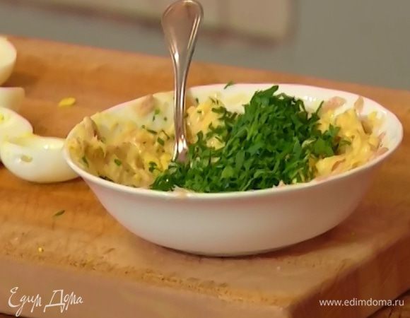 Петрушку порубить очень мелко и добавить к желткам с тунцом.