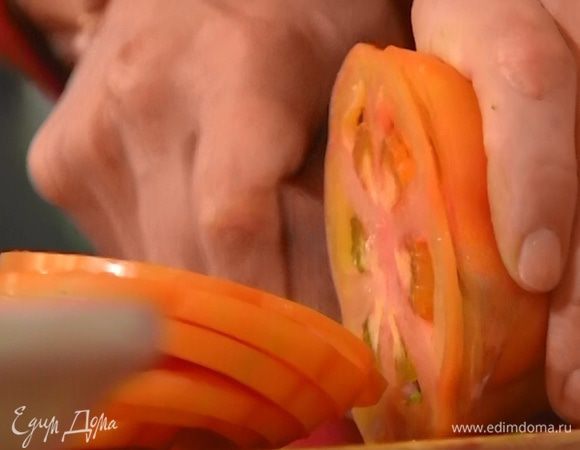 Помидор нарезать тонкими кружками.