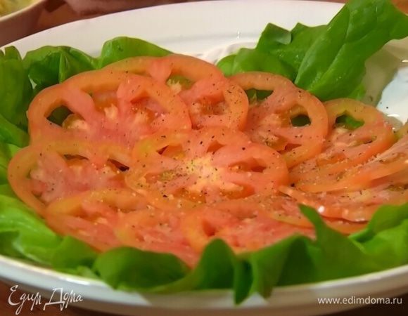 На блюдо выложить листья салата, помидоры, посолить, поперчить.
