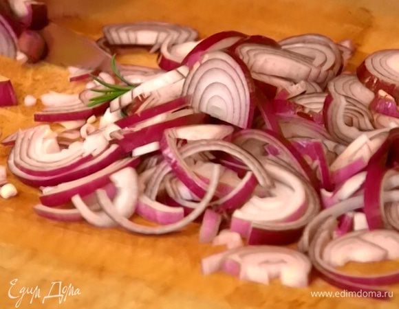 Лук и чеснок почистить, лук нарезать полукольцами, чеснок крупно порубить.