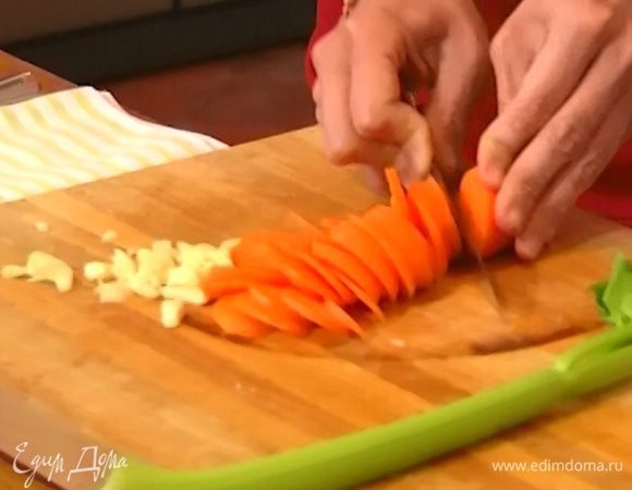 Оставшуюся морковь и стебель сельдерея нарезать тонкими пластинками.