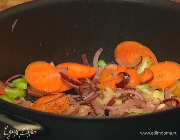 Разогреть в тяжелой кастрюле 2 ст. ложки оливкового масла, слегка обжарить лук, затем добавить чеснок, морковь, сельдерей, перемешать, влить оставшееся оливковое масло, посолить, поперчить и обжаривать, пока лук не станет золотистым.