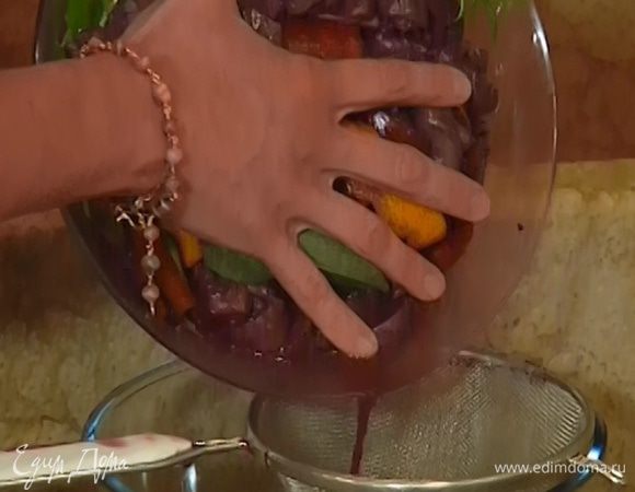 Слить жидкость из маринованного мяса (маринад сохранить!), вынуть овощи и пряности.