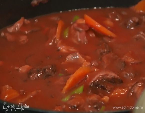 К обжаренным овощам выложить мясо, добавить томатную пасту, влить сохраненный маринад и протертые помидоры. Когда масса начнет закипать, накрыть крышкой и тушить на медленном огне 1–1 1/2 часа.