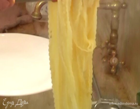 Макароны отваривать в подсоленной воде на 1 минуту меньше, чем указано на упаковке.