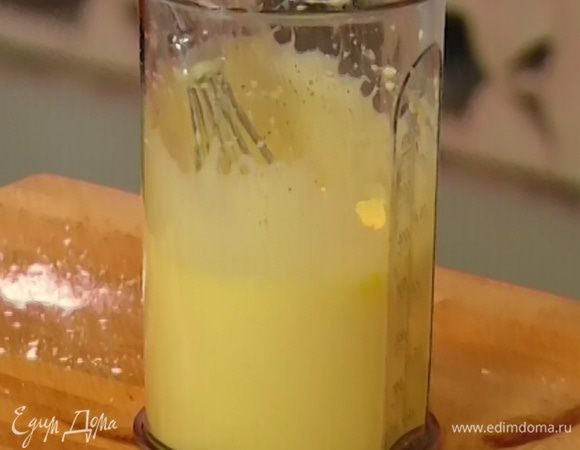 Яйца и 100 г сахарной пудры взбить миксером в пышную массу, добавить цедру и сок лимона и взбить еще немного.