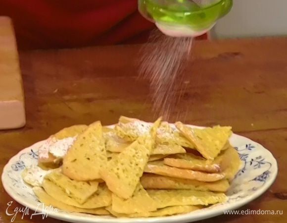 Готовое печенье посыпать оставшейся сахарной пудрой.