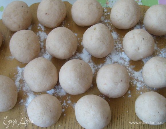 Поставьте на огонь большую широкую кастрюлю, наполовину заполненную водой. Из картофельного теста скатайте шарики размером чуть больше грецкого ореха.