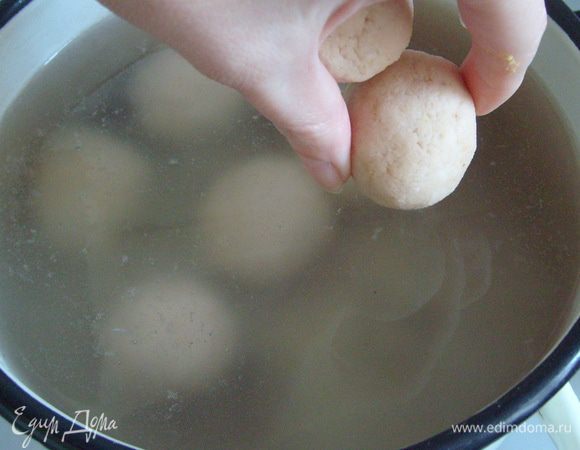 Когда вода закипит, посолите, добавьте 2 лавровых листа и несколько горошинок душистого перца. Аккуратно по одной опустите клецки в воду. Когда все клецки окажутся в воде, аккуратно перемешайте их, чтобы убедиться, что ни одна не прилипла ко дну. Желательно, чтобы клецки были в один слой (иначе они могут прилипнуть друг к другу). 