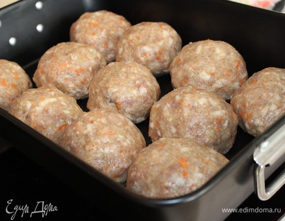 Духовой шкаф разогреть до температуры 200 градусов. Из фарша сформировать крупные шары и уложить их в глубокую форму