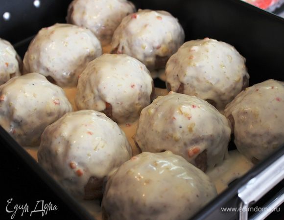 Каждый шар облить соусом (довольно обильно) и поставить запекаться на 1 час (время зависит от размера голубцов...мои были крупные)