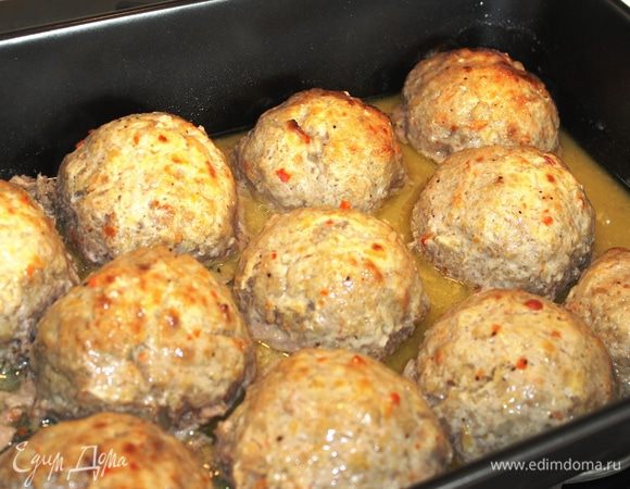 Примерно через 30 минут после начала запекания необходимо полить каждый голубец образовавшимся бульоном и снова поставить в духовой шкаф