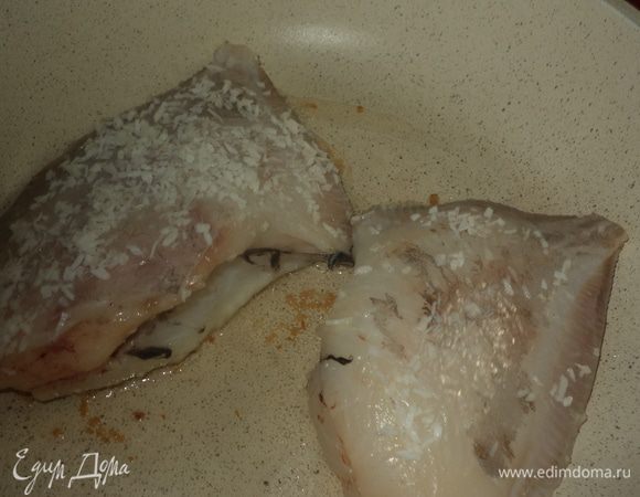 Рыбку очистить, удалить шкурку, если это не филе, запанировать в кокосовой стружке и обжарить с обеих сторон, я опять немного побоялась и одну обмазала не сильно, так вот та что со стружкой переворачивалась великолепно!!! Затем переложила в форму и довела до готовности в духовке 10-15 минут. И опять такой чудный аромат!!!!!