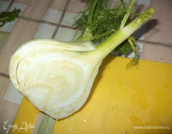Я очень полюбила этот овощ!!! И в салаты и великолепный гарнир. итак берем фенхель и режем ломтиками около 1 см