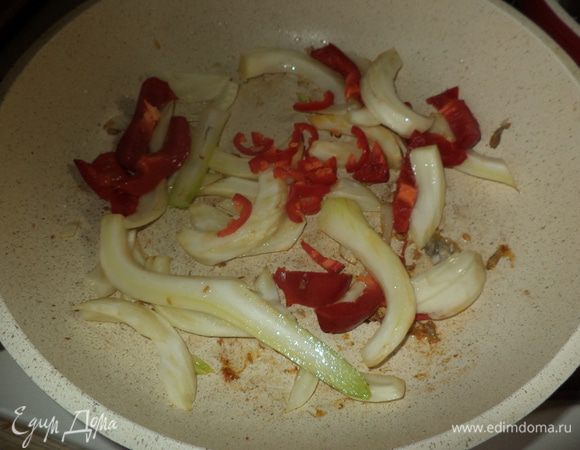 В небольшом количестве масла припускаем фенхель, я это делала в той же сковородке где только что жарила рыбу, добавим перчики болгарский и чили, имбирь, чеснок, соль, пусть все пожариться вместе минут 5