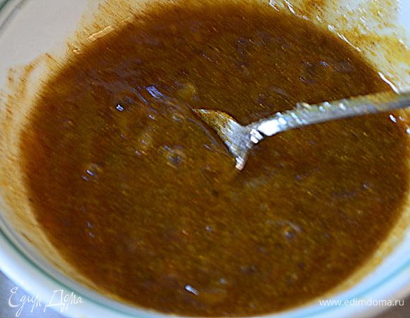 Выложим на  противень фольгу для выпечки.
Смешаем перечисленные ингредиенты кроме частей куриных.