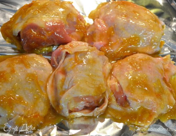 Куриные кусочки вымыть,убрать влагу бумажным полотенцем.Посолить и поперчить.Окунаем каждую часть в сладкий соус и выкладываем на противень.
Прикроем сверху фольгой,чтоб не сгорело.