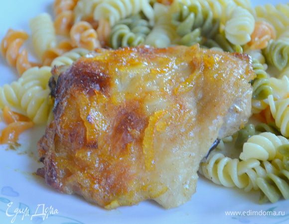 Противень ставим в разогретую духовку на 190 гр. И выпекаем 45 мин. Снимем сверху фольгу и готовим еще минут 15 или до готовности птицы. Подаем горячими с гарниром. Приятного аппетита.