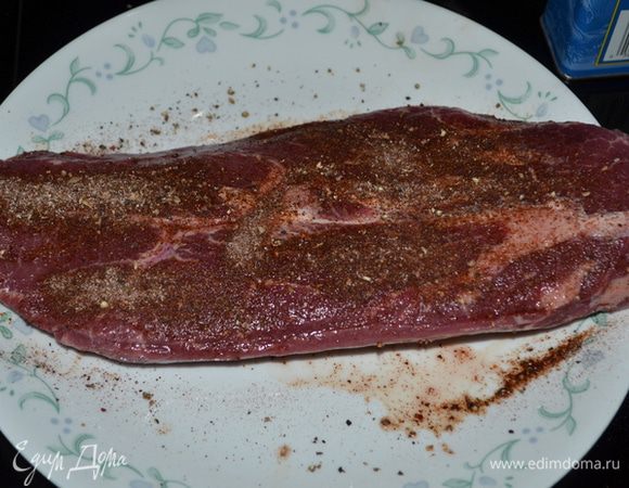 Говядину заранее достанем из холодильника, чтоб комнатной тем-ры был кусок. Для равномерного запекания.
Смешаем соль и паприку и перец. Говядину обсыпаем этой смесью с 2-х сторон.