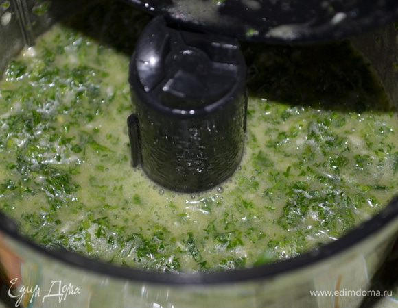 Приготовим соус "Танго". 
В фудпроцессоре порубим в несколкьо пульсаций зелень,чеснок,винный уксус и лимон.сок. Затем добавим оливковое масло,перемешаем.