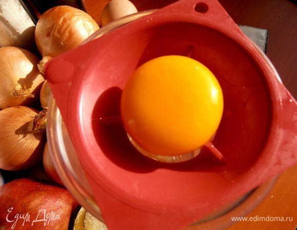 Желтки отделить от белков.
