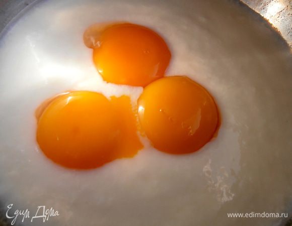 В сметану отправляем желтки.