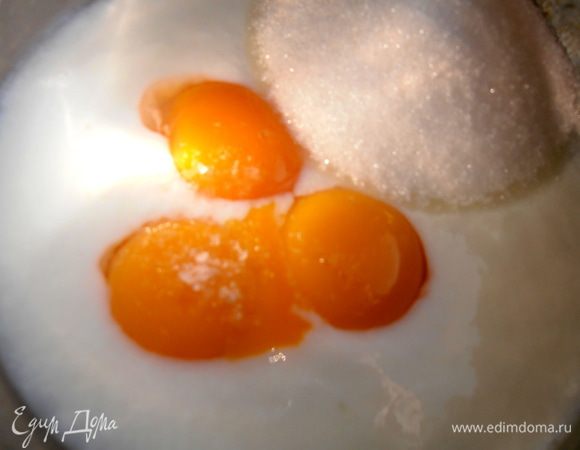 Всыпаем сахар с ванилью,оставив пару ложек для лука.Перемешиваем.