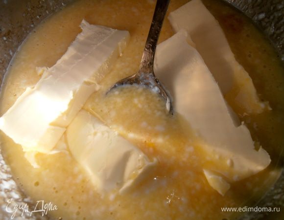 Добавляем мягкое сливочное масло,разминаем его в массе.