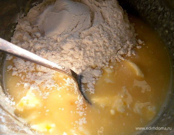 Всыпаем просеянную муку с разрыхлителем.