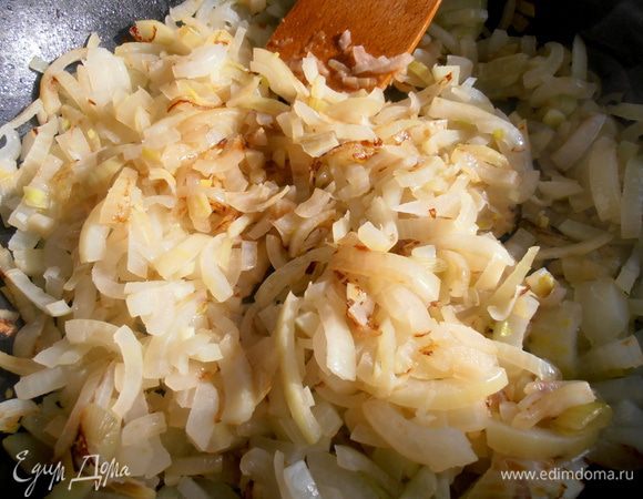 Обжарим в широкой сковороде лук около 5 минут на растительном масле.