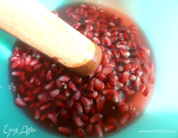 Гаранатового сиропа у меня не оказалось,но зато были мои любимые гранаты!Большую горсть зёрен просто залила тёплой водой и подавила толкушкой!
