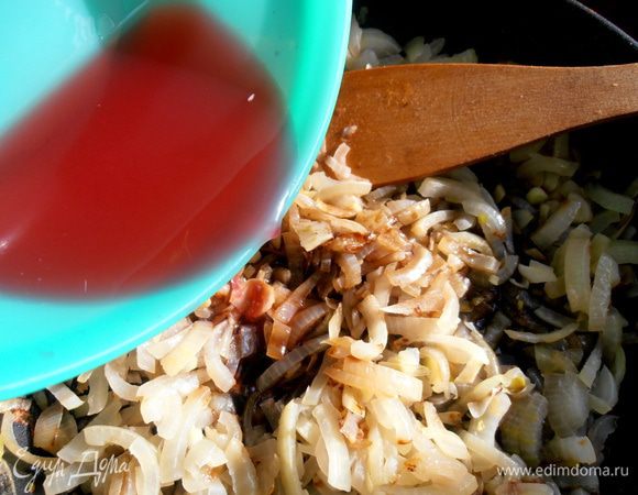 Вливаем сок граната в лук.