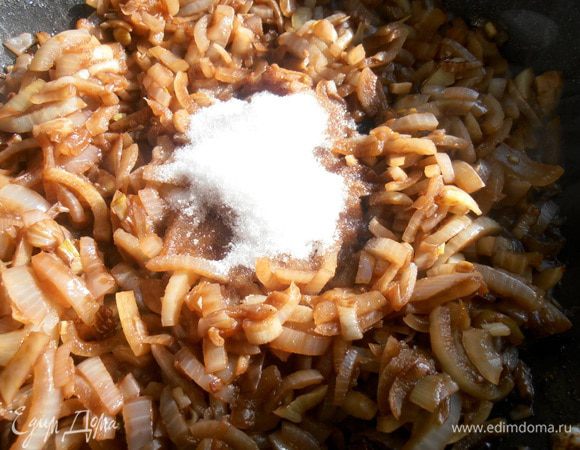 Чтобы восстановить баланс кислого вкуса,добавим пару ложек сахара в лук и тушим минут 15 ,иногда помешивая.