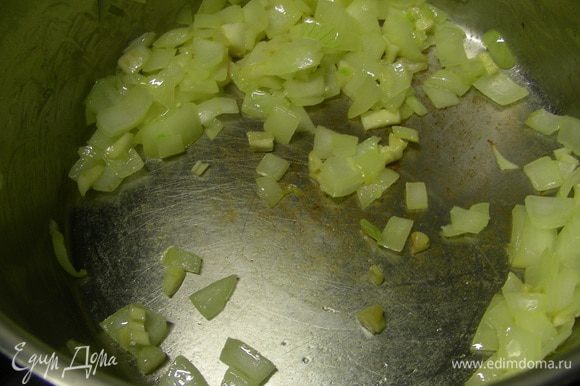 Лук и чеснок мелко режем и обжариваем их на масле 4-5 минут до мягкости лука.