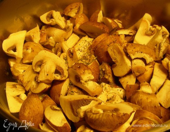 Грибы режем средне и добавляем их в кастрюлю (и сухие тоже), добавляем прованские травы. Готовим еще минут 5. Вливаем бульон и готовим на среднем огне минут 20. 
