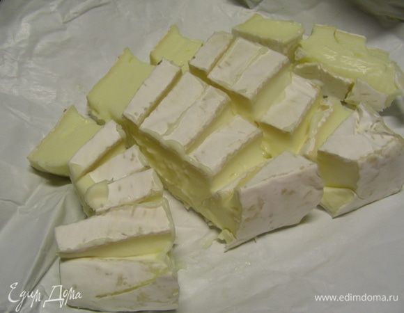 Добавляем сыр, порезанный кубиками и готовим еще 3-4 минуты.

