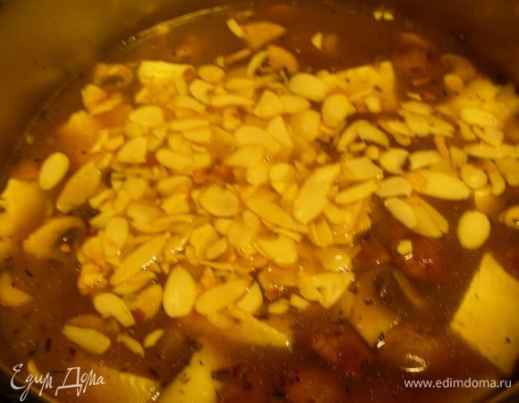 Добавляем молоко и орехи и снимаем суп с огня. 
