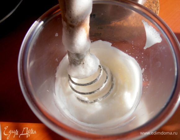 Переходим к третьему слою-шапке из белков.Взбиваем белки с щепоткой соли.