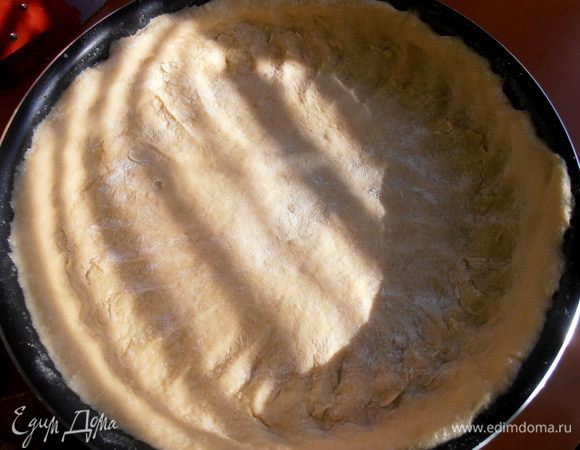 Тесту хватит отдыхать-лениться...,распределяем его по форме с бортиками.Если липнет,то окунаем пальцы в муку и продолжаем работу))